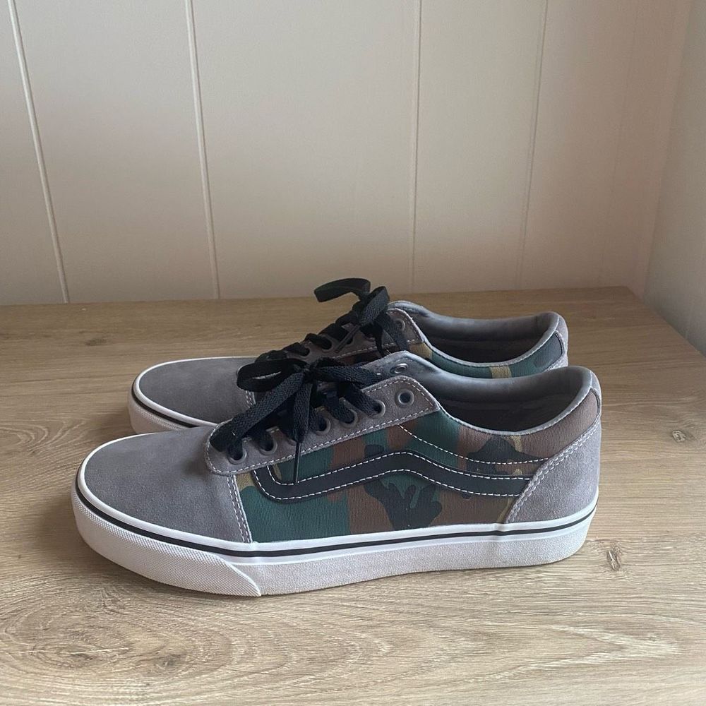 VANS Ward Camo-Frost Grey Men’s 9.5  -  $312 on STOCK X!!!